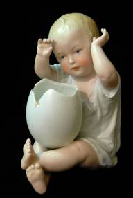 Piano baby con huevo. Heubach. Alemania 1